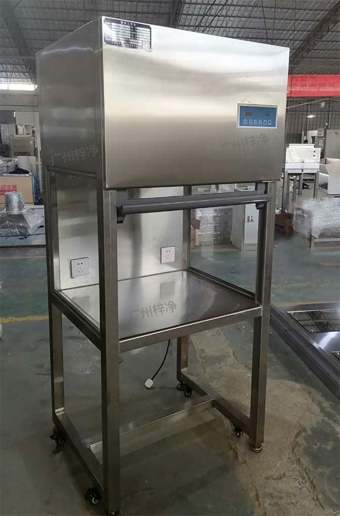 升降門超凈工作臺是采用單向空氣流，室內空氣經預初效過濾器進入靜壓箱，再經過高效空氣過濾器，最后在操作區內形成高度潔凈的單向空氣流，是提供操作區高潔凈度工作環境的理想設備。
